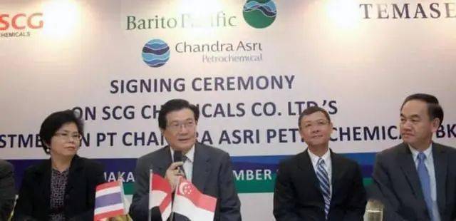 印度尼西亚东北部,加里曼丹岛静静浮在一片汪洋中,赤道从岛心横穿而过