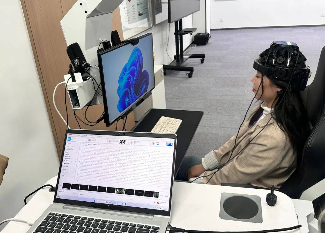 在答题的过程中,计算机能够实时地生成脑电波形信号.