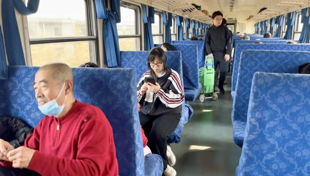 逐梦京津冀列车长王腾南来北往情暖车厢