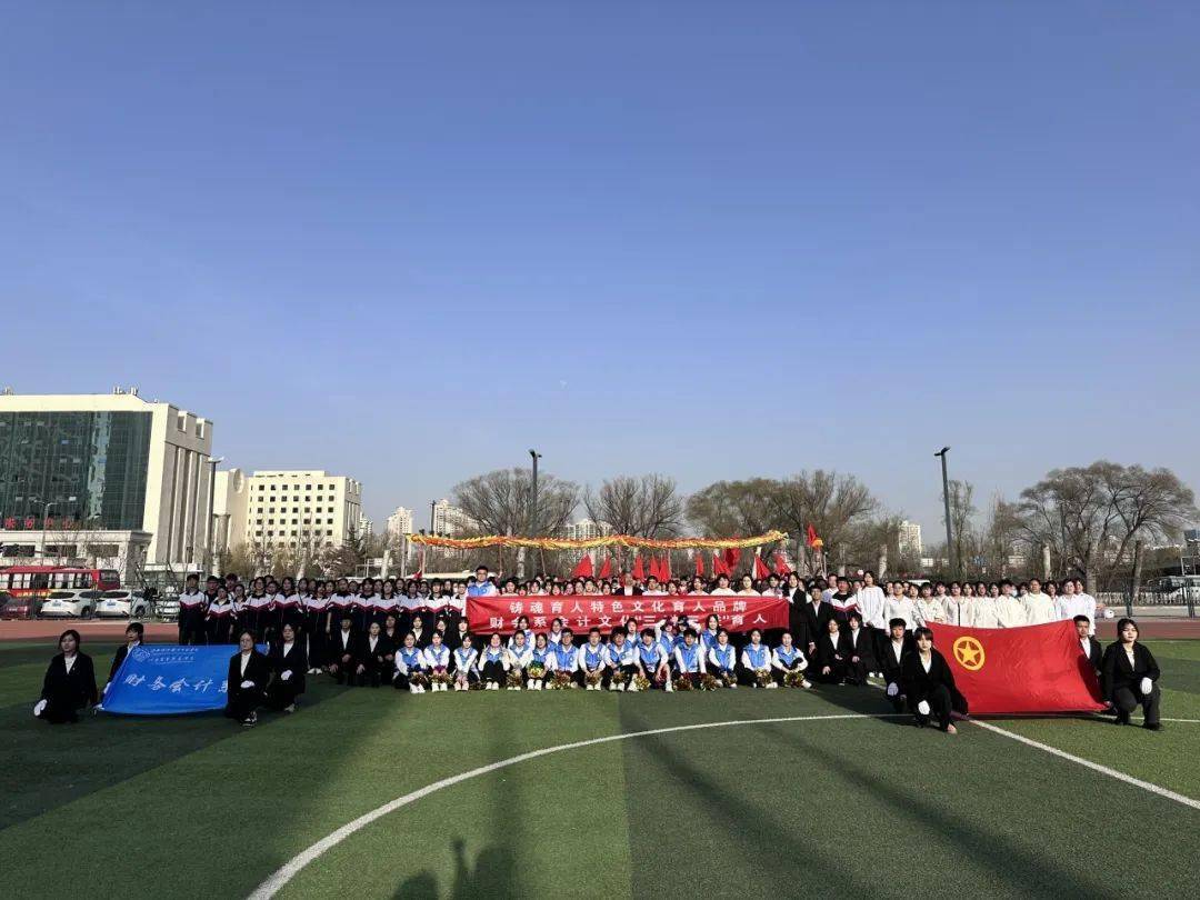 比赛正式开始,引入眼帘的是一枚红色五角星,舞龙表演更是瞬间让人眼前