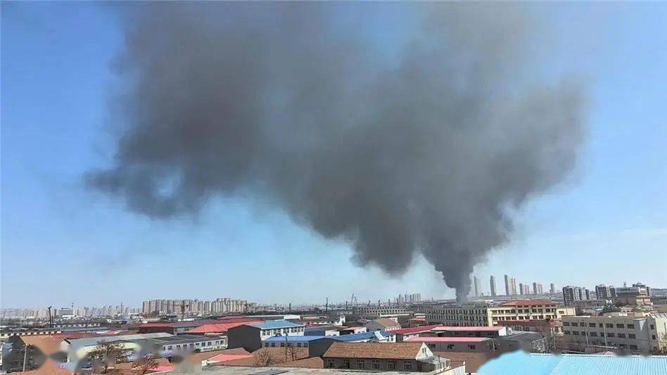 青岛大火浓烟滚滚