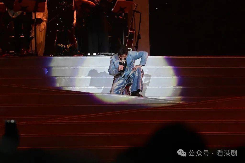 陈柏宇演出发生意外台上跌倒需坐轮椅离开现场