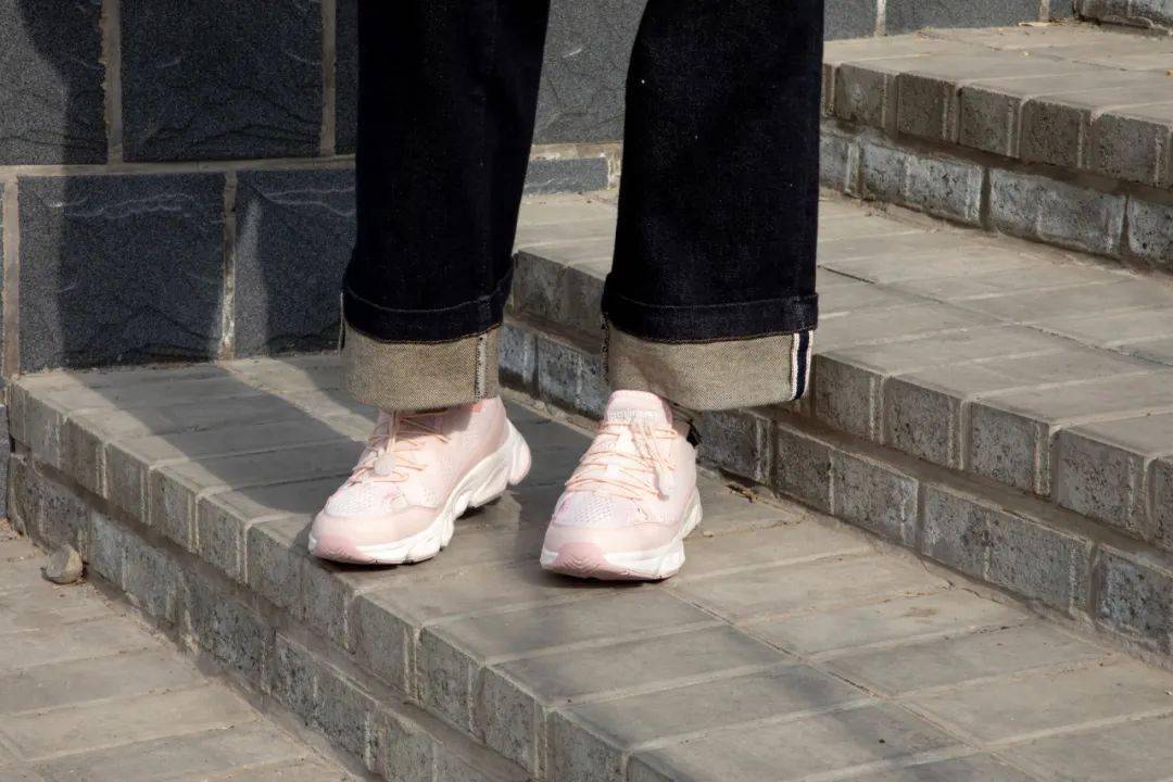 但可不是所有溯溪鞋都这么丑啊,我们国货里就有一个非常专业的时尚