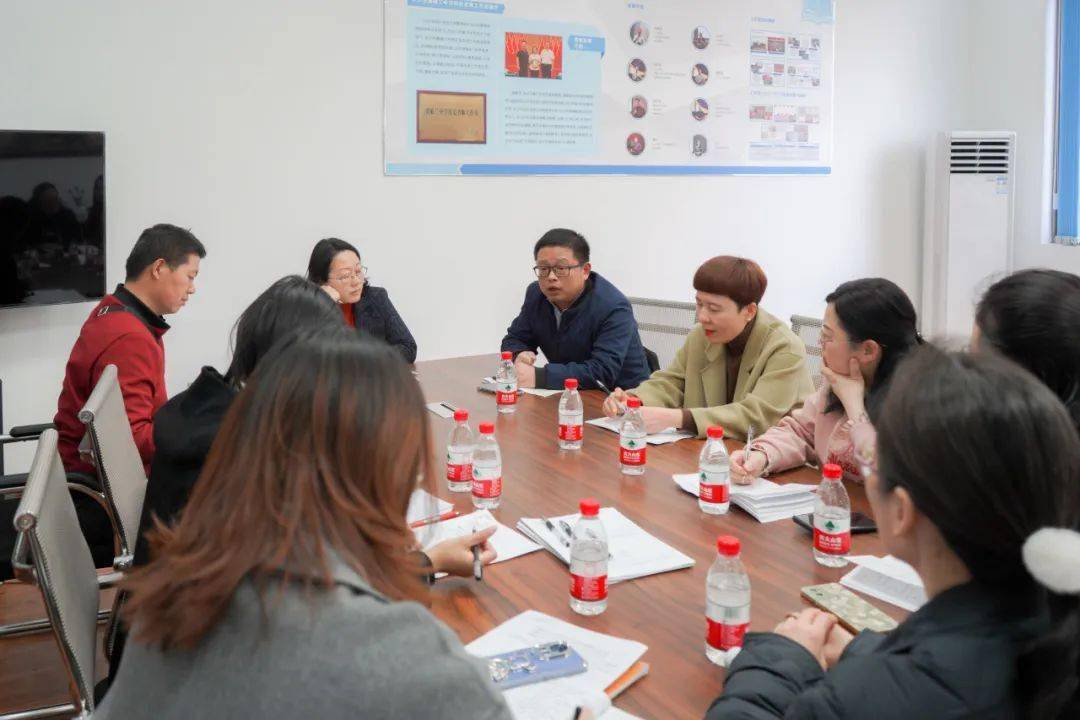 历史老师刘海艳在g2113班所上课题为《当代中国的外交(1949-1978)》