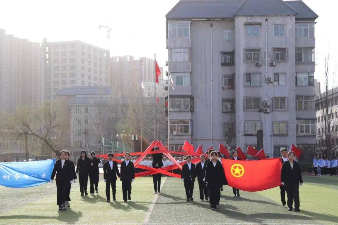 比赛正式开始,引入眼帘的是一枚红色五角星,舞龙表演更是瞬间让人眼前