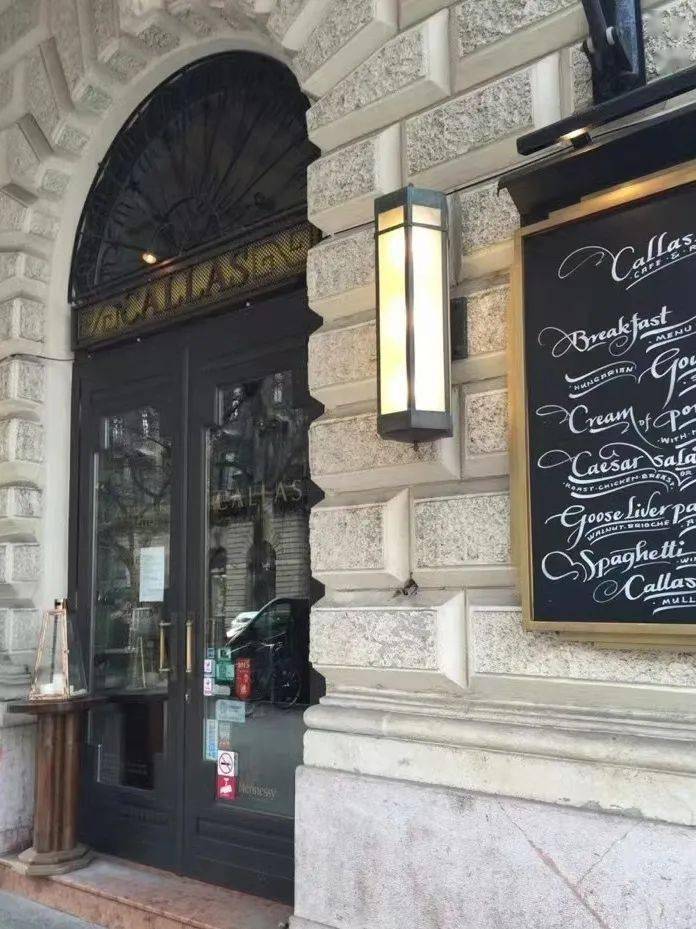 下课后,教授带大家去城中最著名的咖啡馆.