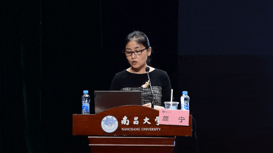 扎着马尾辫的颜宁院士南昌大学演讲现场听众魅力源于她内心