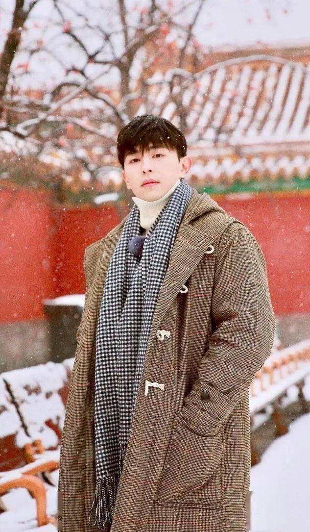 男人过了40岁少穿黑白灰多穿这4种颜色非常显气质