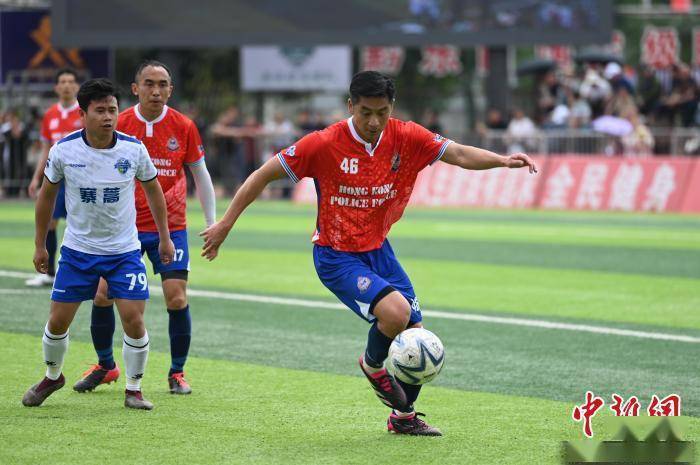 香港阿sir赴约贵州村超足球成友谊桥梁