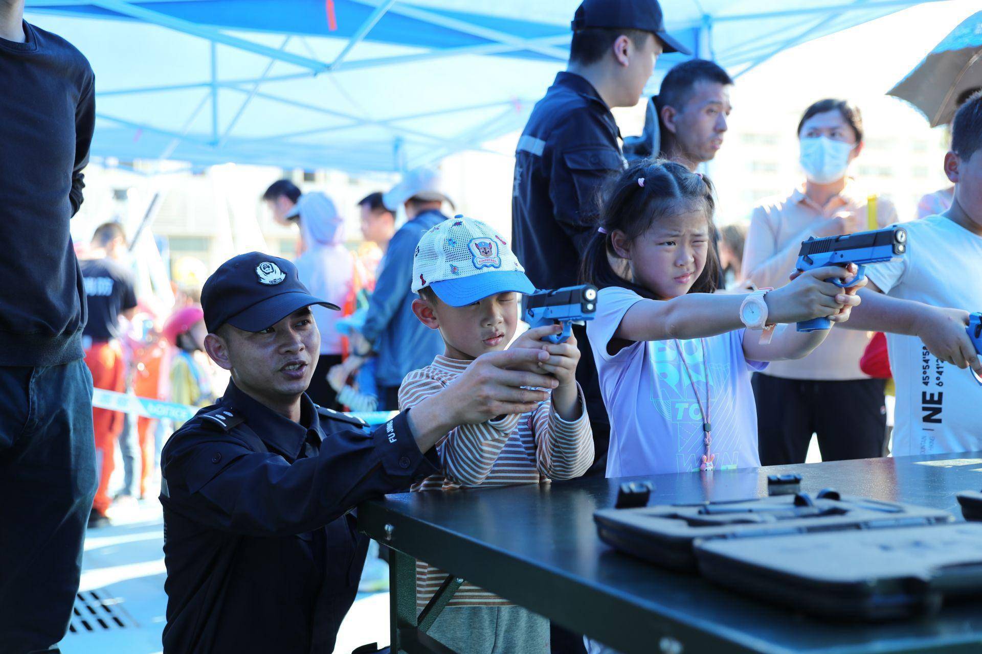 装备展示区展示的是反恐防恐和地铁应急抢险救援最新装备,展示轨道