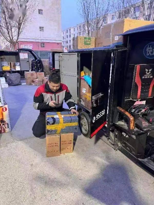 热火朝天的繁忙景象,卸货,分拣,送货……快递小哥们紧张有序地忙碌着