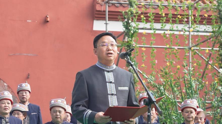 受江华县委书记段贵建委托,江华人大常委会主任伍继承宣布2024神州瑶