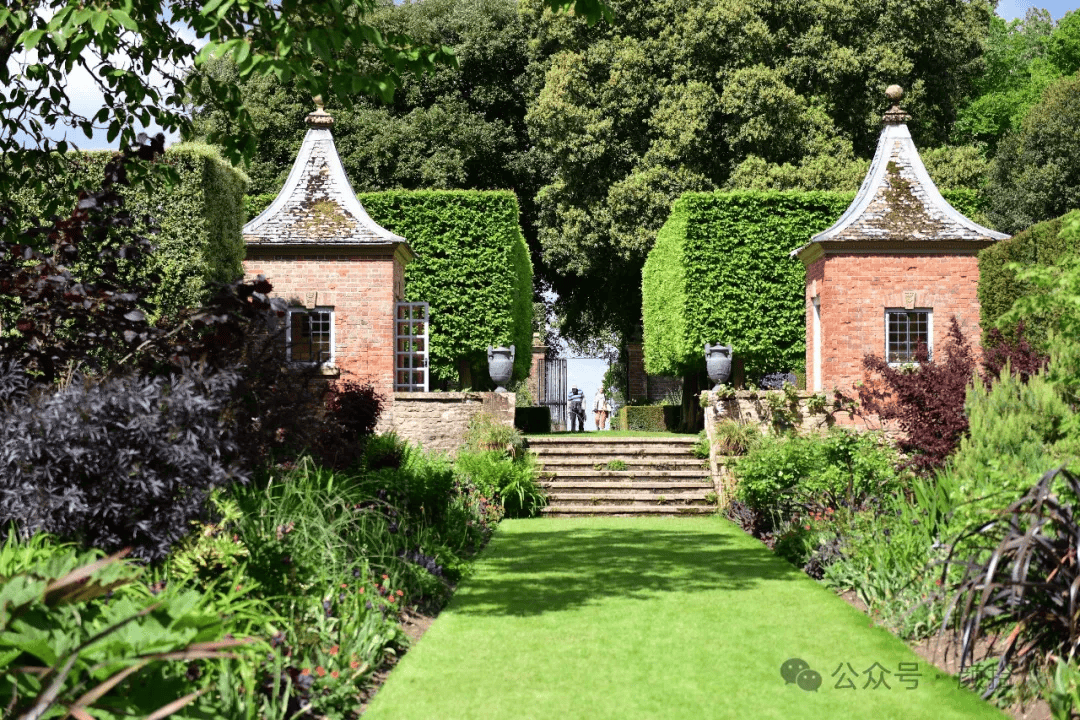 伯顿花园,也是设计师们最受青睐的花园之一,宿根花境非常经典.