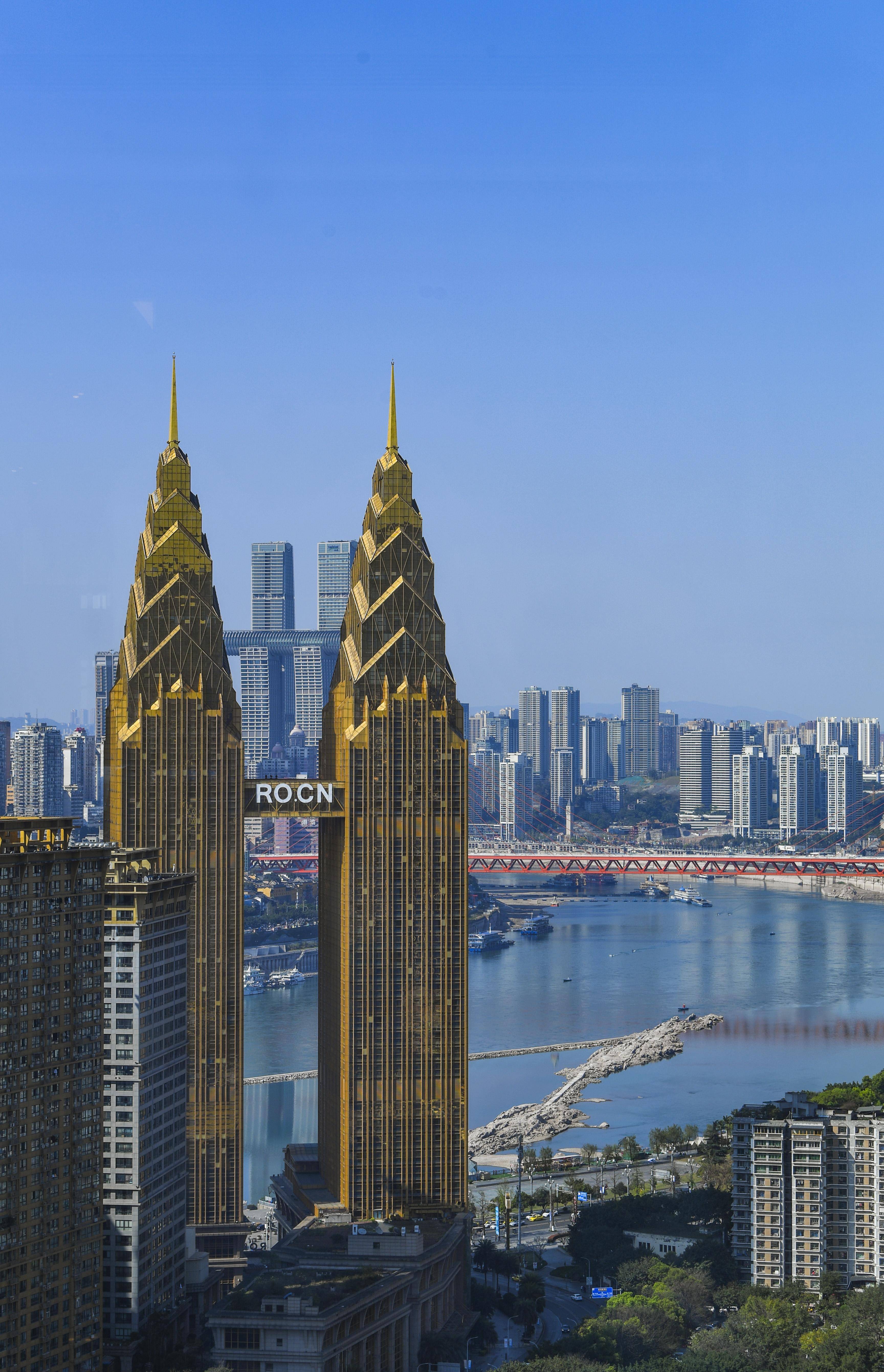 3月25日,游船行驶在重庆朝天门码头一带. 新华社记者 王全超 摄