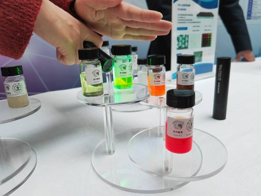 液态生物芯片技术的"核芯",就是试剂中特殊材料制成的荧光编码微球.