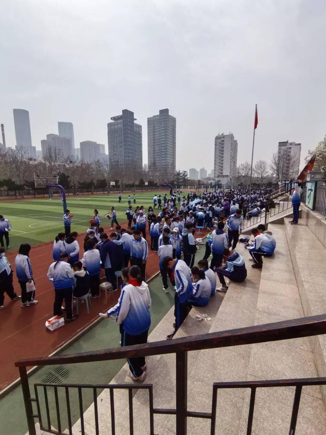 五三雷锋月春风送暖爱心涌动青岛第五十三中学爱心义卖活动