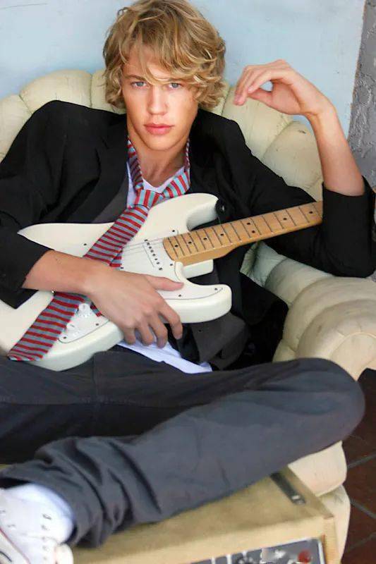 好莱坞第一油王剃光头后性感爆表危险又迷人全网争喊尤物