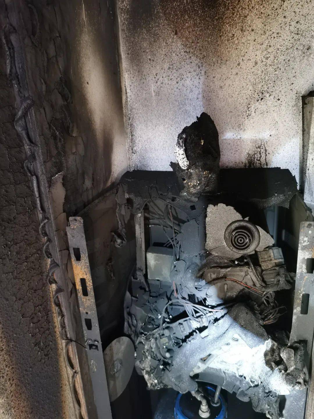 梅州一夫妻回家惊呆客厅烧得一片狼藉猫咪死亡火场真凶竟是