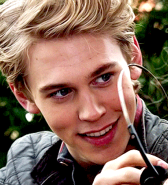 好莱坞第一油王剃光头后性感爆表危险又迷人全网争喊尤物