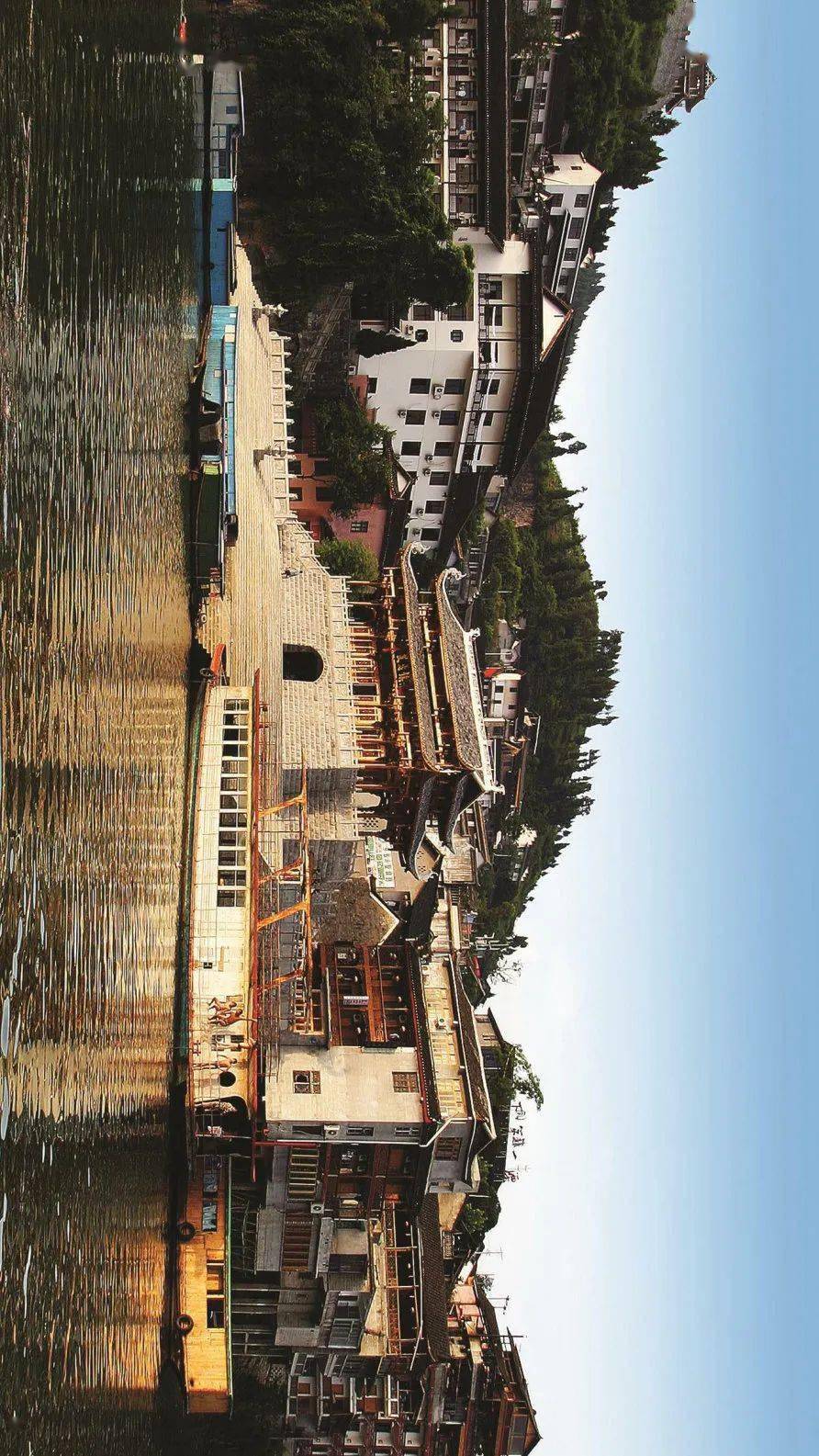 在中国只有这个小镇是挂在瀑布上的