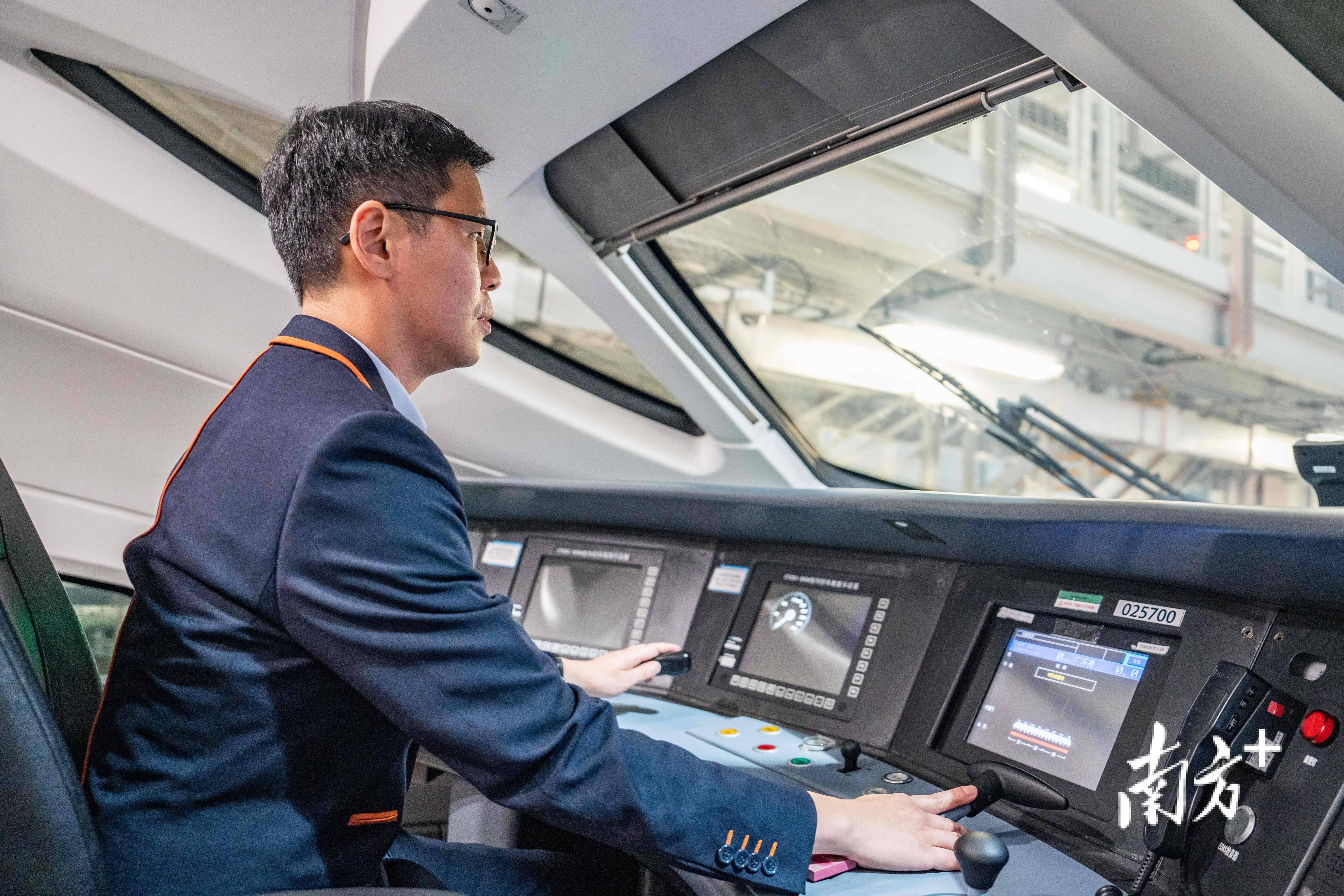 动感号高铁司机严百坚开着时速300km的超跑驰骋大湾区