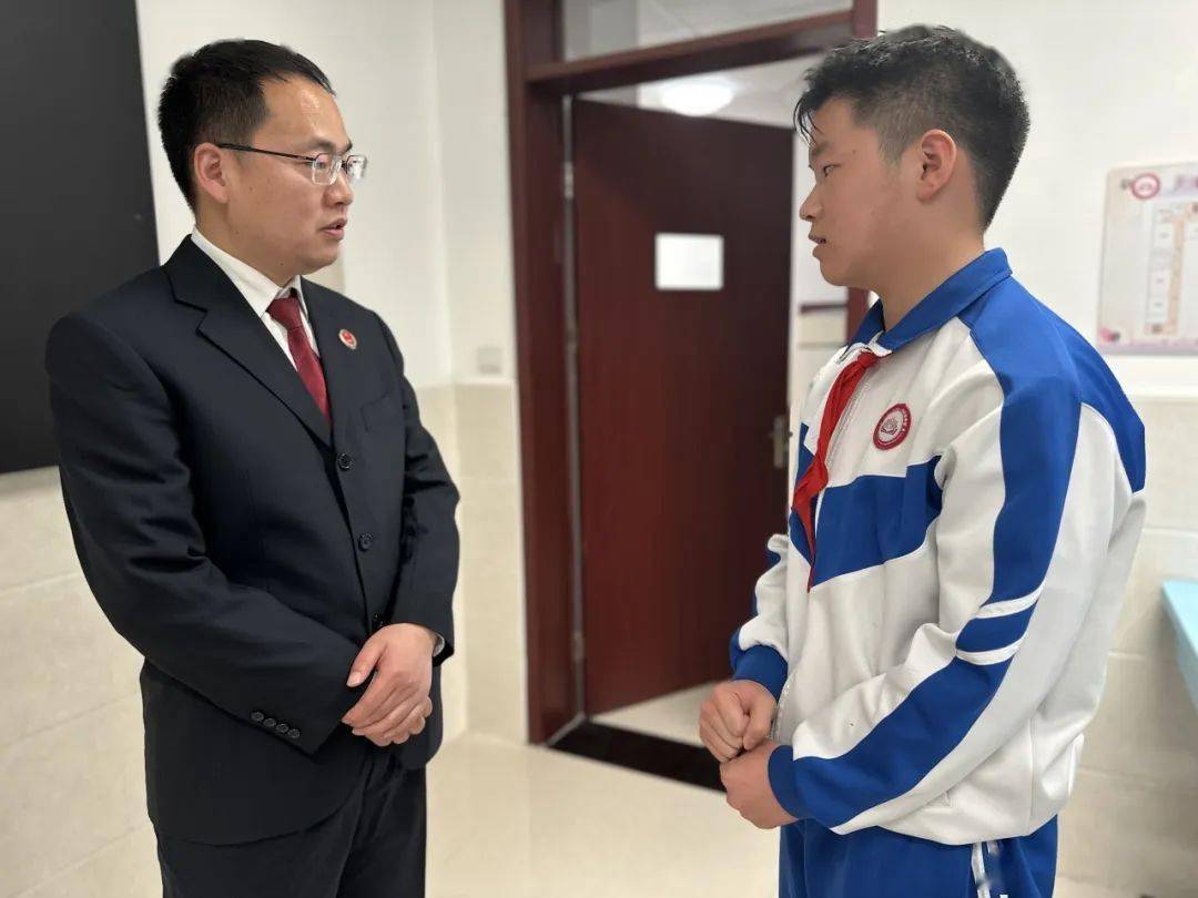 华城庭苑中学开展法治宣传进校园活动