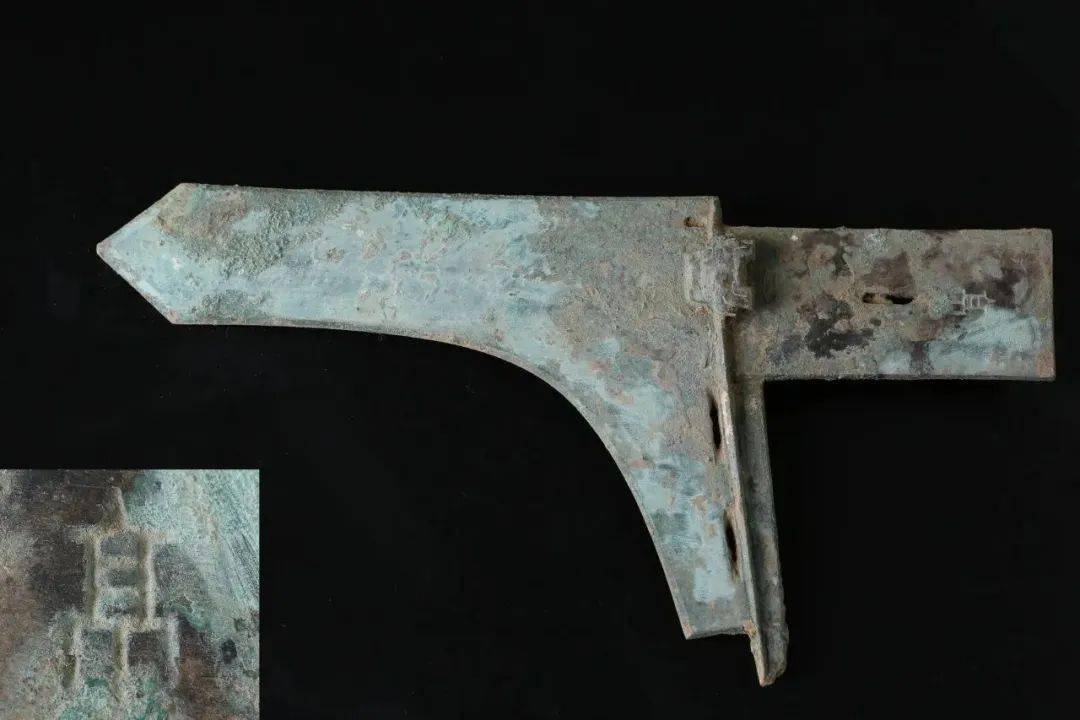 图08 陶渠m28一号车舆内铜鼎,铜甗"甲"字形大墓在墓道中均埋葬有数量