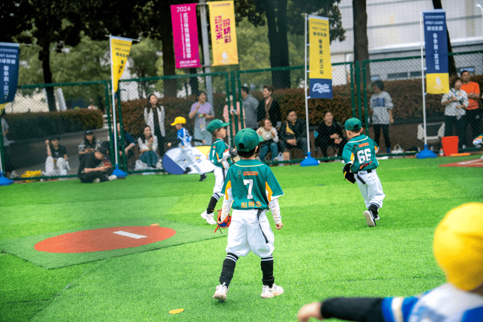 们在现场还欣赏到了丰富多样的赛事活动,包括"first game"棒球联赛,有