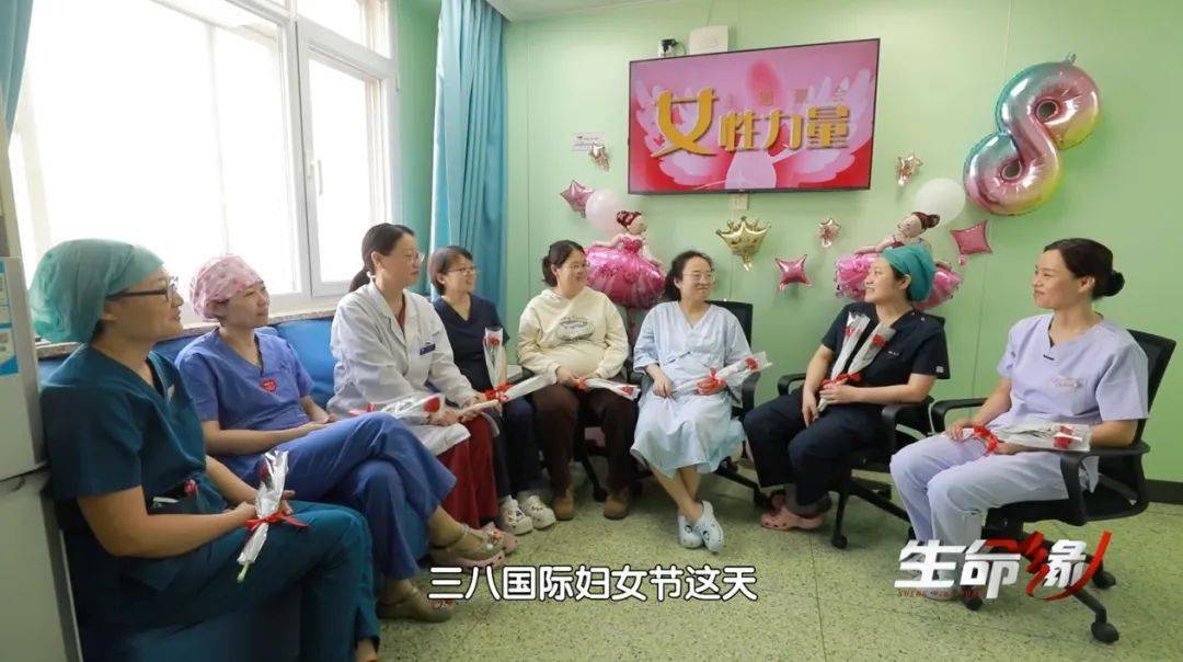 双胞胎产妇紧急顺产风险重重,医生连夜赶到产房陪护_王艺欣_刘静_胎儿