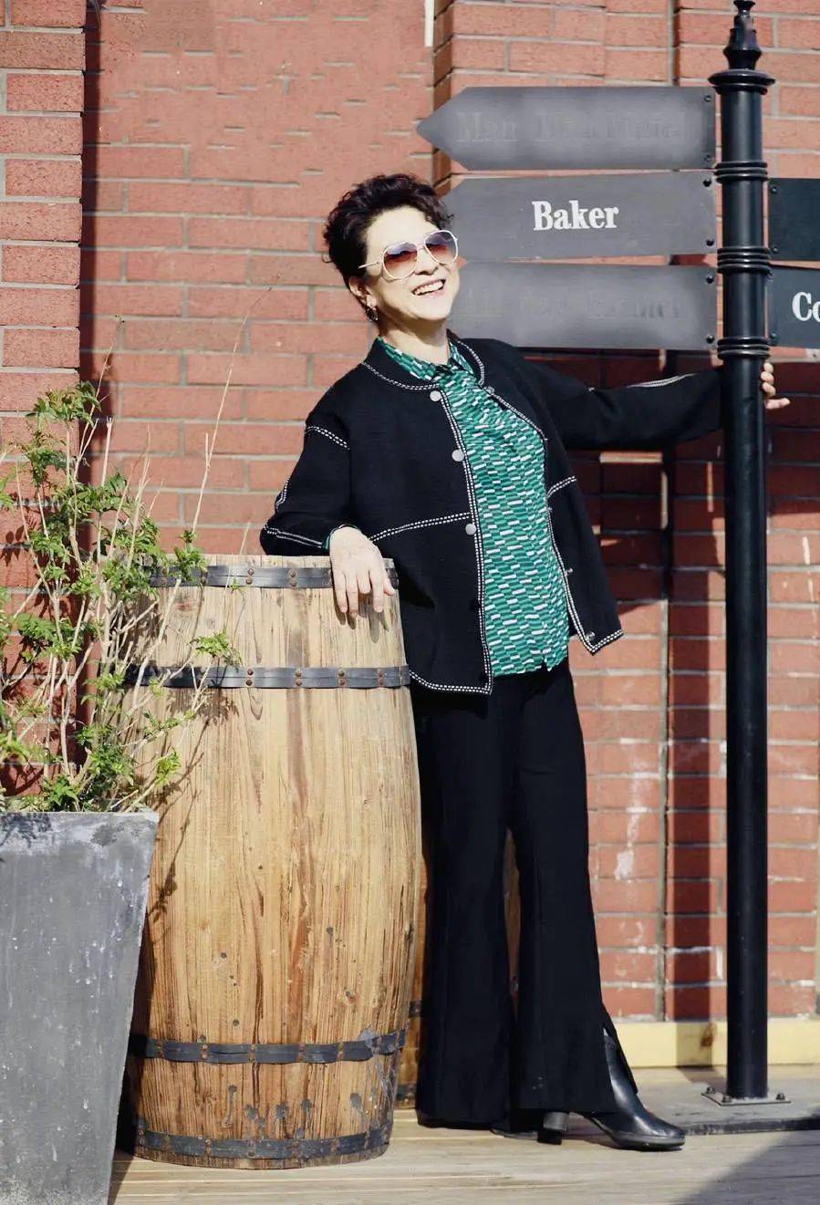 王馥荔不整容扮嫩,74岁皱纹横生却很耐看,自然且自信,穿碎花老年裙