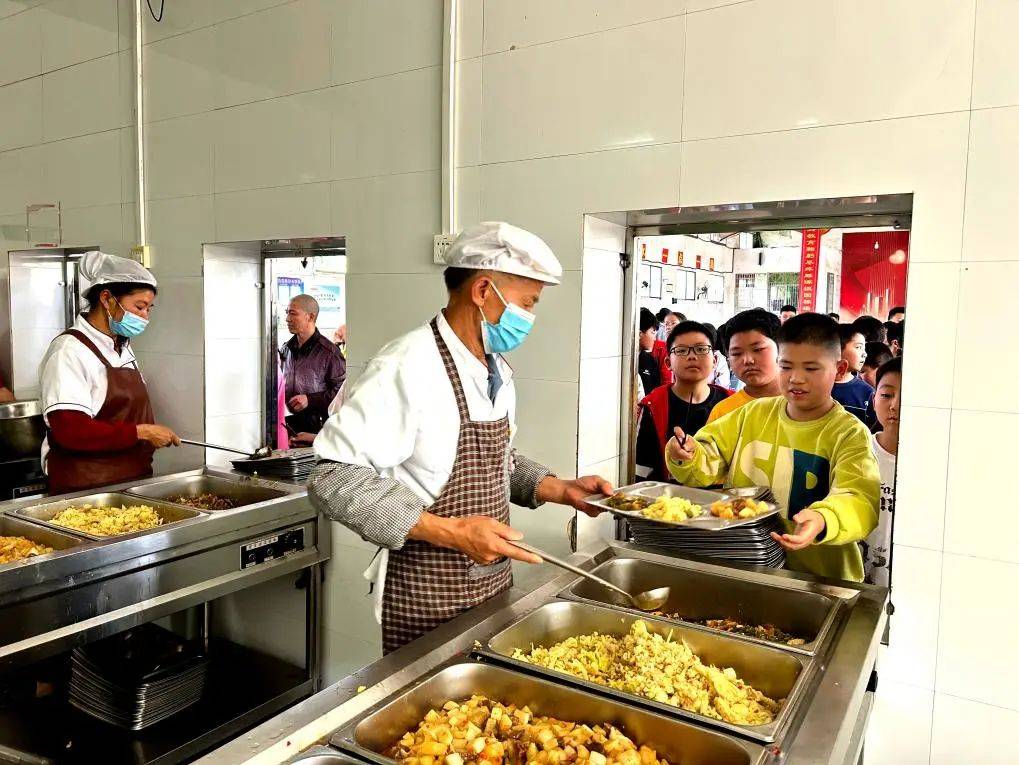 如何让学生爱到食堂来吃饭?如何让学生吃饱