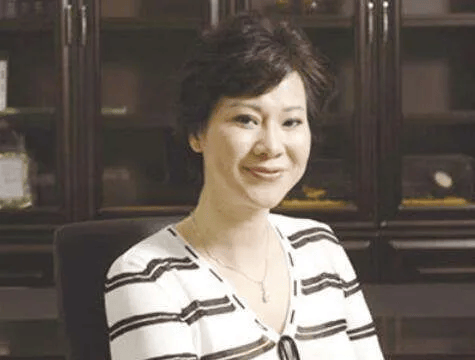 烟酒不离身却拿59块金牌,二婚被老公宠成公主_曹燕华_施之皓_乒乓球