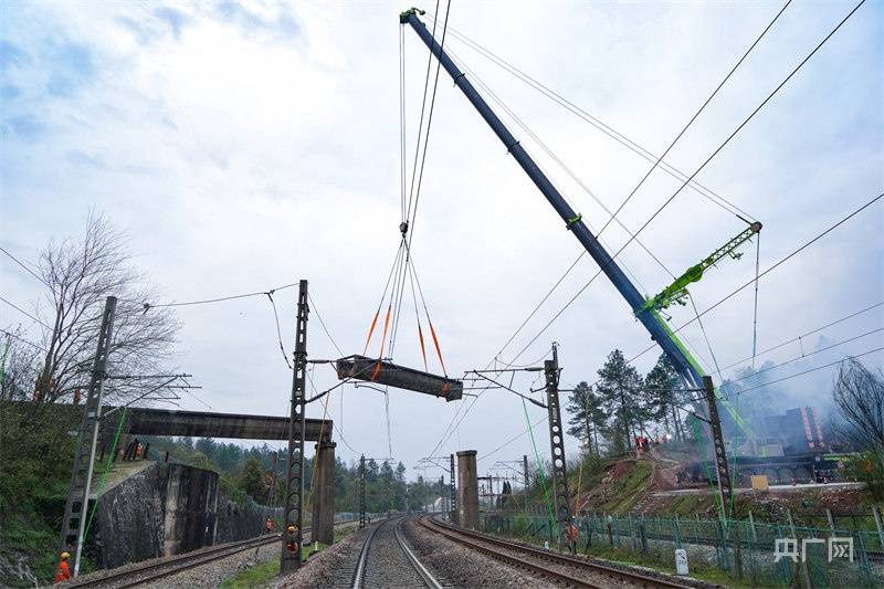 横跨3线废弃渡槽鏖战3夜消除隐患