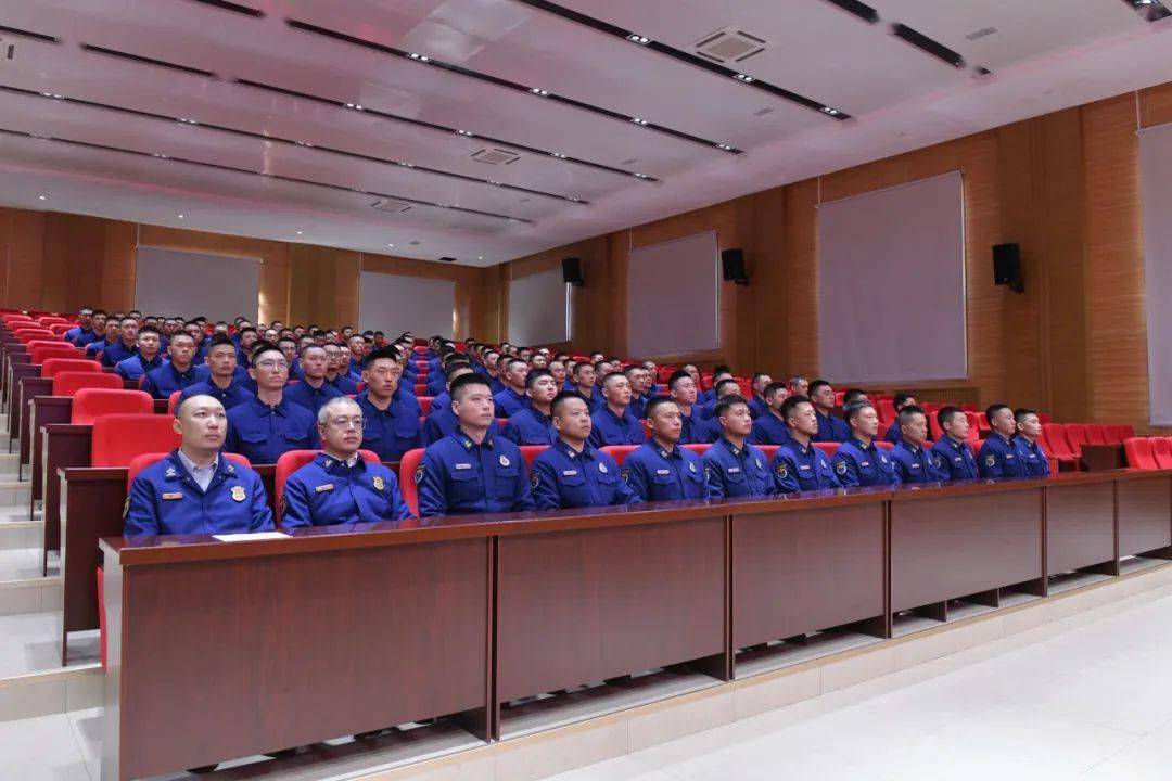 哈尔滨市消防救援支队隆重举行新入职消防员集中教育训练开班动员大会