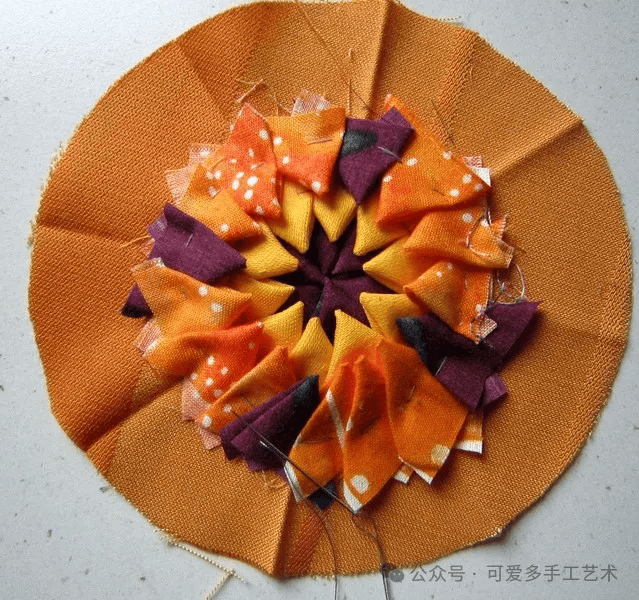 旧衣服和几厘米的小碎布不要轻易扔掉,剪成碎片对折几下,没想到这么好