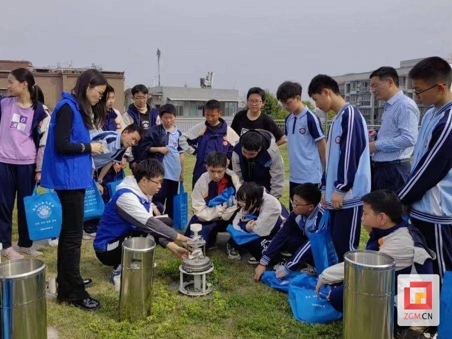 零距离探索气象奥秘富顺二中师生走进气象局