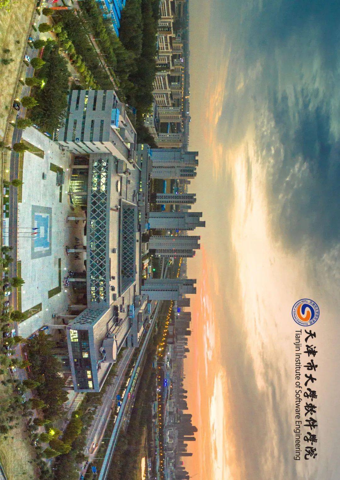 天软四季丨航拍在校园沉浸在这高空的浪漫