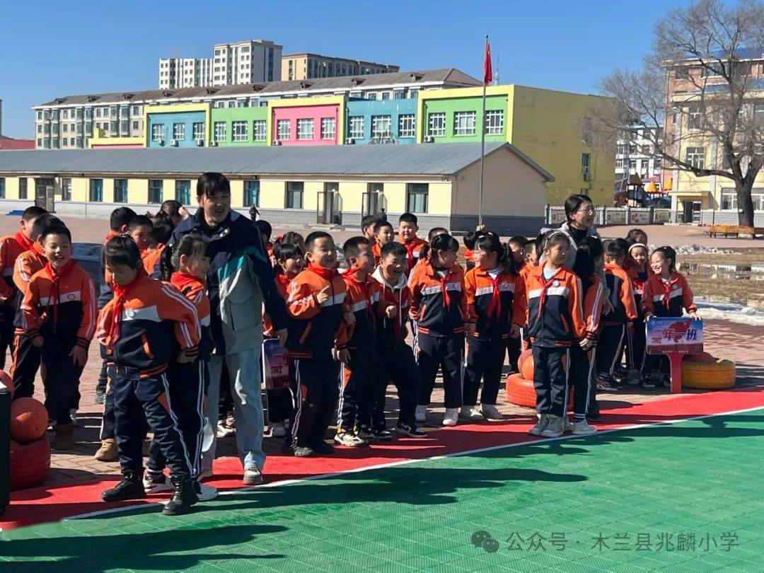 兆麟体育趣味运动展风采凝心聚力向未来兆麟小学体育节之二学年螃蟹背