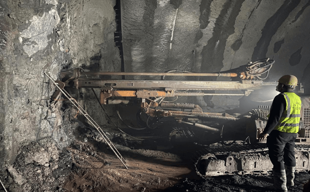 四川交通重大进展乐西高速大凉山2号隧道右洞顺利贯通