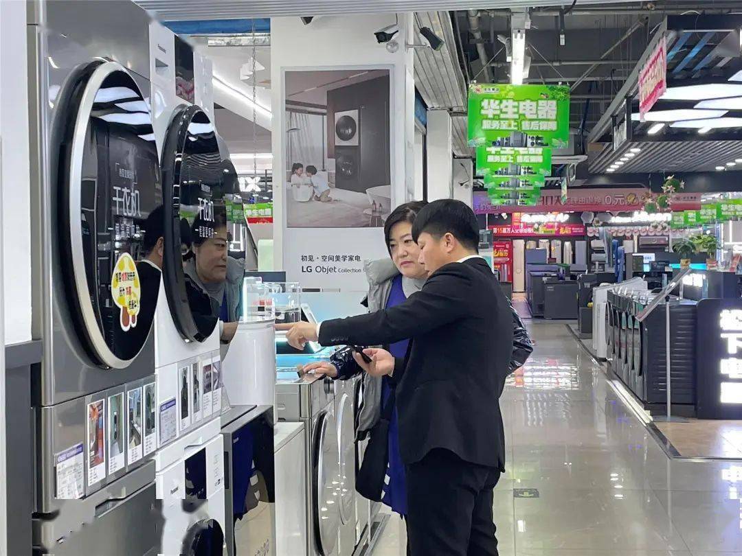 在乌兰浩特市华生电器商场内,"以旧换新"的活动标语随处可见,手机