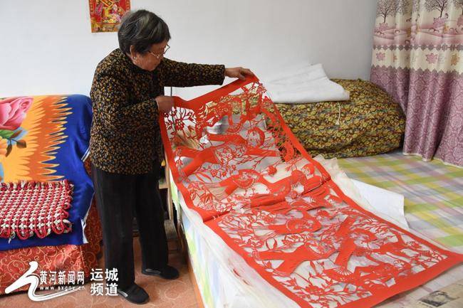 张亮亮一刀一剪绘人生一双巧手雕刻幸福晚年