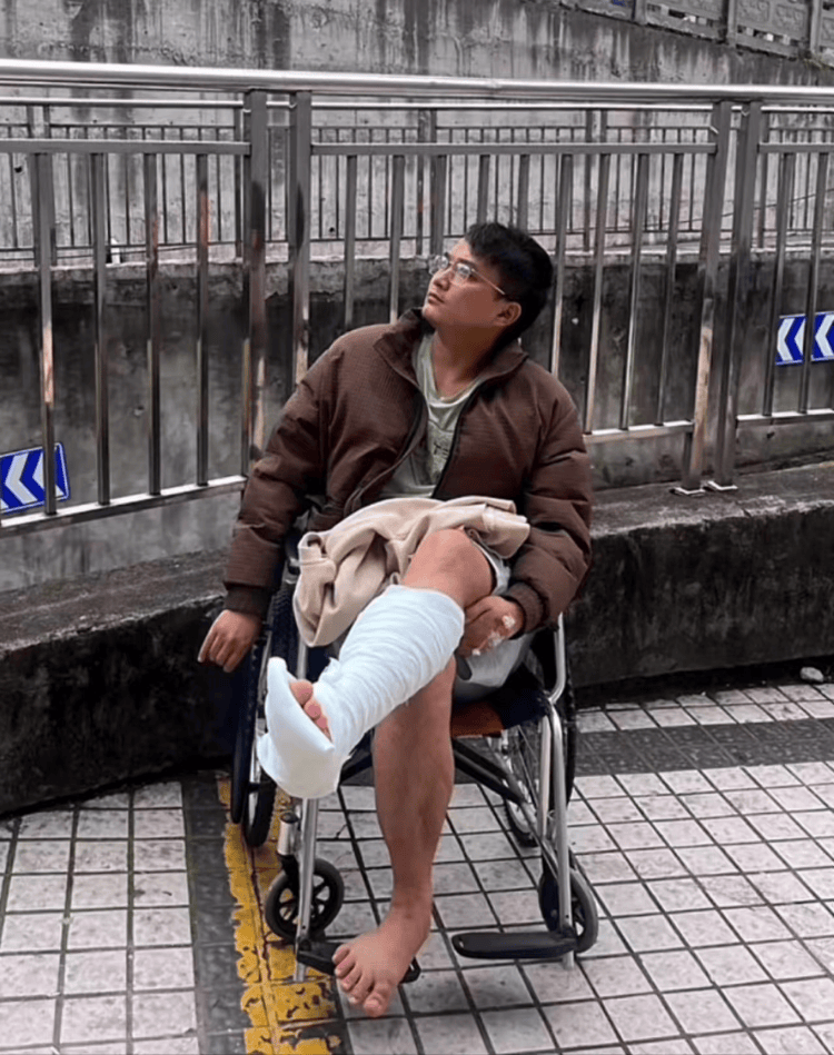 李逸明在探墓时不慎摔伤.