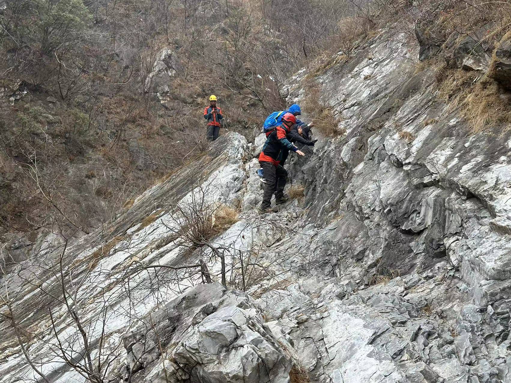 两名游客体力不支被困山顶,北京怀柔消防四小时搜寻营救