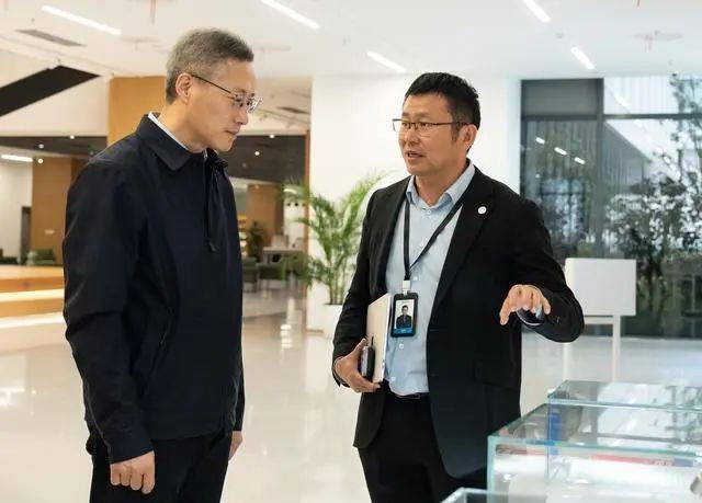 企查查杨京(右)向国家数据局党组成员,副局长沈竹林(左)介绍企查查