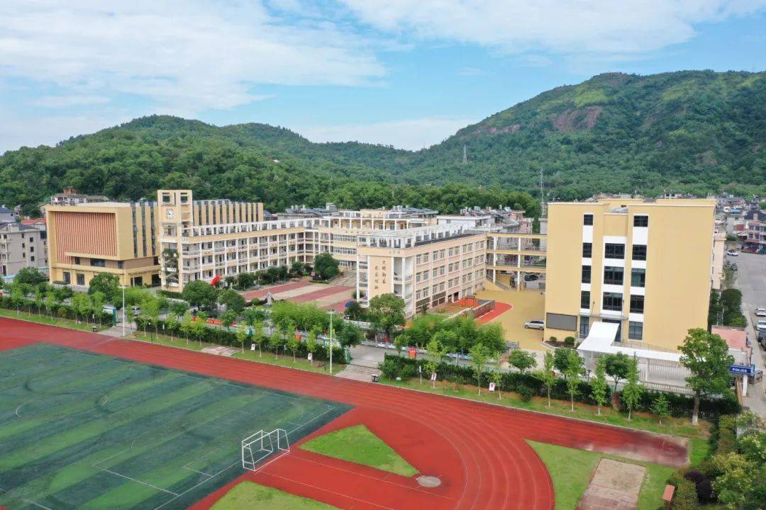 玉环市芦浦中心小学位于玉环市芦浦镇井头村乐学路1号,占地面积29300