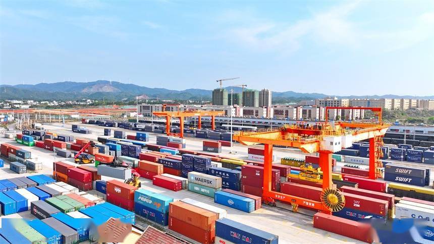 江西赣州南康区进出口货物集装箱装卸繁忙