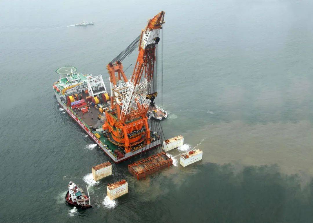 zpmc海上"巨无霸"助力亚洲第一深水导管架安装就位_起重船_回转_振华