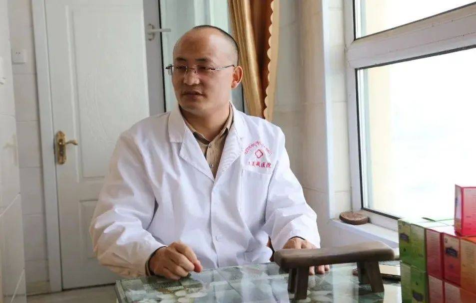 师徒传承,学校教育延续和发展,很多藏医药专家是出自寺院成立的藏医学