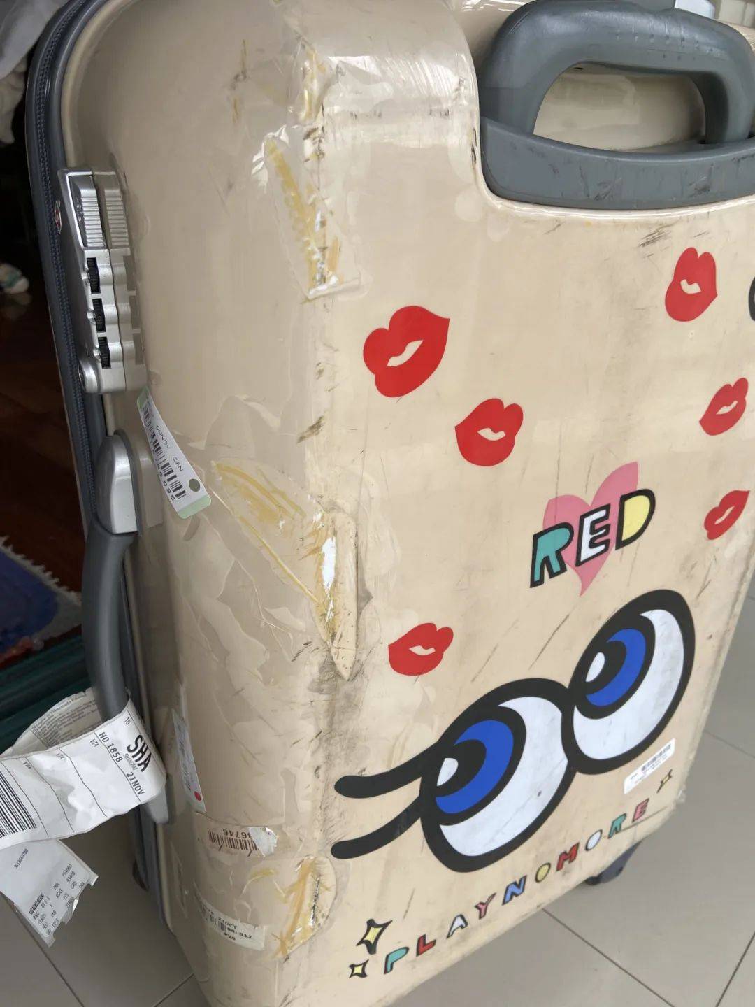 限量版行李箱被摔坏吉祥航空按顶格500元进行补偿