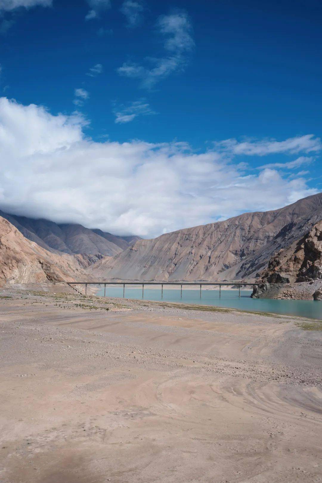 系列摄影作品《失语症》,《永无岛》,《河流》等曾参与多次个展和联合